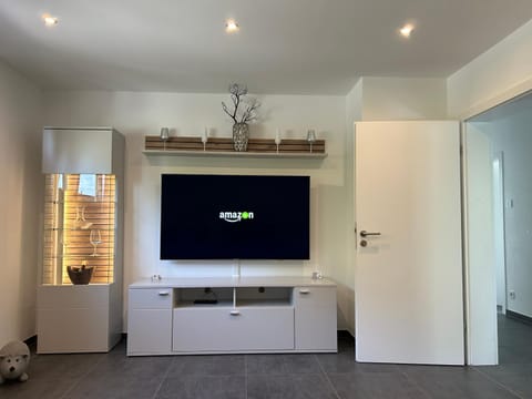 Communal lounge/ TV room, TV and multimedia, Living room
