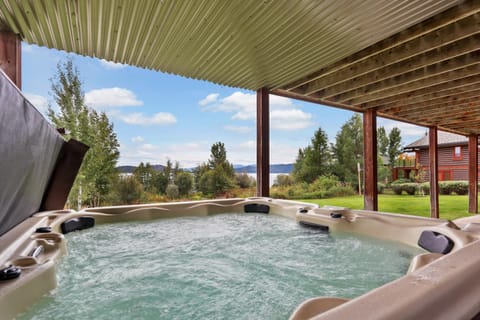 Lakefront Luxury House in Lake Pend Oreille