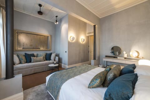 Shower, Bed, TV and multimedia, Photo of the whole room, Seating area, Bedroom