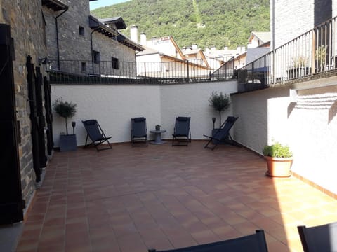 Property building, Solarium, Balcony/Terrace, Seating area, Mountain view, sunbed