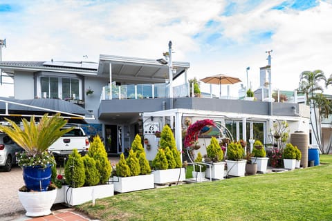 Property building, Facade/entrance, Garden view, Parking