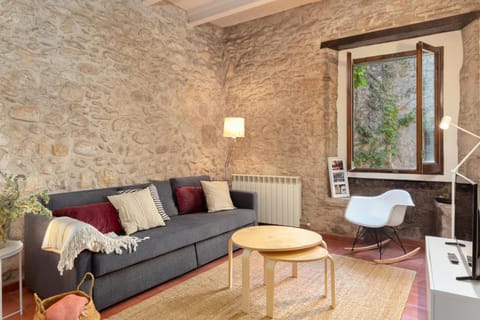 Property building, TV and multimedia, Living room, Seating area