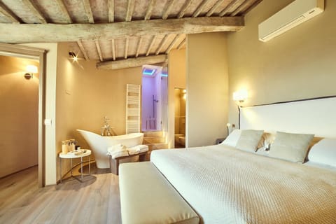 Bed, Bathroom, Photo of the whole room, Bedroom, Bath