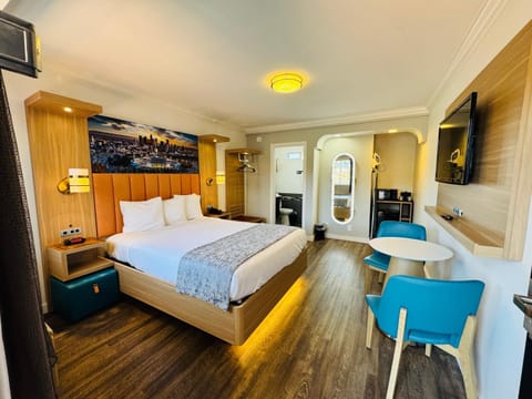 Communal lounge/ TV room, Bed, Bathroom, TV and multimedia, Living room, Photo of the whole room, Seating area, Dining area, Evening entertainment, Bedroom, microwave, wardrobe