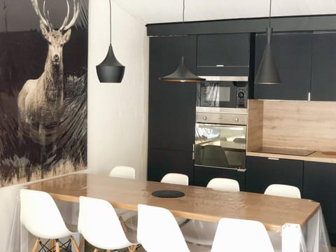Kitchen or kitchenette, Dining area