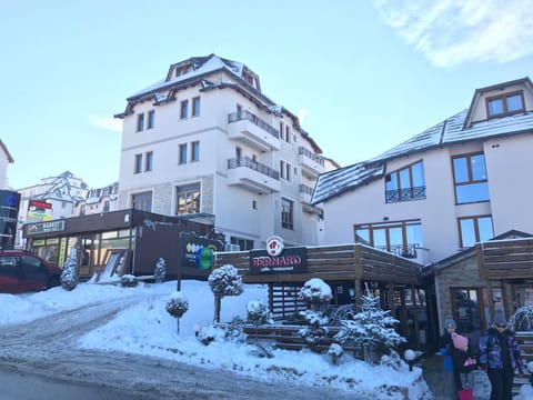 Property building, Restaurant/places to eat, Supermarket/grocery shop