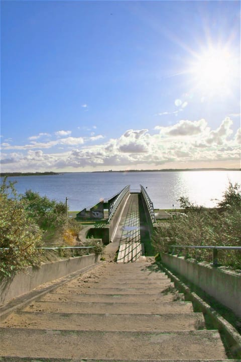 Villa Maroma Mistral luxe verblijf gratis 4 E-bikes springkussen bij Veerse Meer House in Kamperland