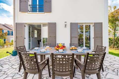 Property building, Patio, Day, Garden