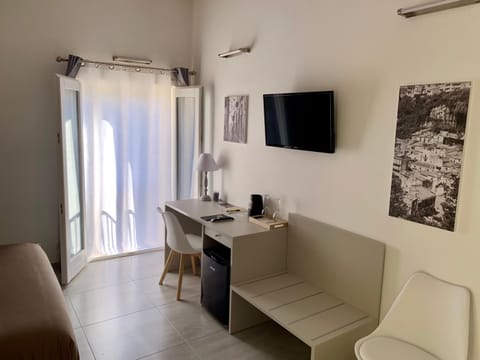 TV and multimedia, Photo of the whole room, Bedroom, Street view, minibar
