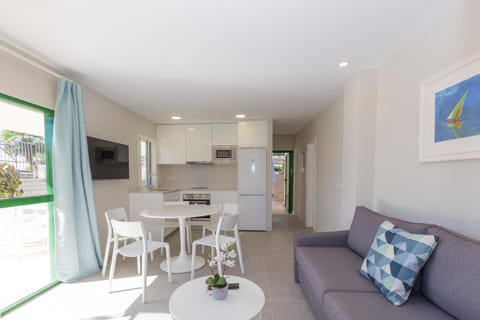 Living room, Lounge or bar, Seating area, Dining area