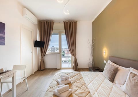 Bed, TV and multimedia, Photo of the whole room, Bedroom