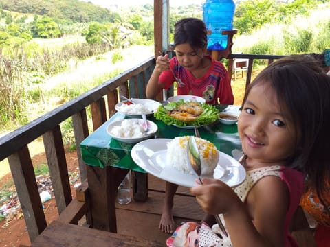 Restaurant/places to eat, View (from property/room), Balcony/Terrace, Food and drinks, Dining area, Food, children