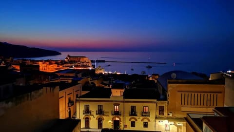 Property building, Nearby landmark, Natural landscape, City view, Sea view, Sunrise, Sunset