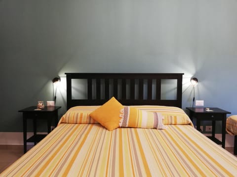 Bed, Photo of the whole room, Decorative detail, Bedroom