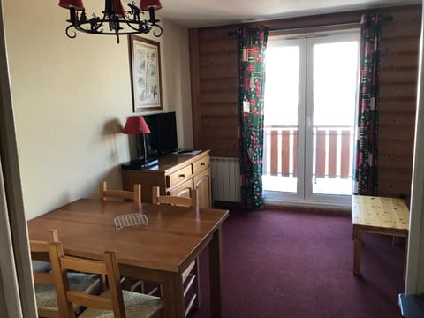 TV and multimedia, Living room, Dining area