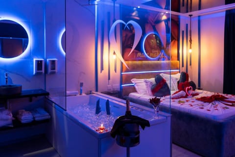 Hot Tub, Decorative detail, Bedroom