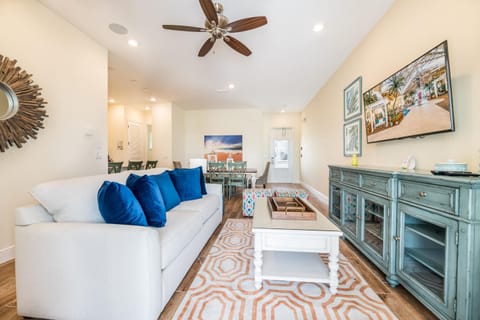 TV and multimedia, Living room, Seating area, Dining area