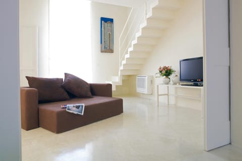 TV and multimedia, Balcony/Terrace, Living room, Photo of the whole room, Decorative detail, Seating area, Area and facilities, internet, air conditioner