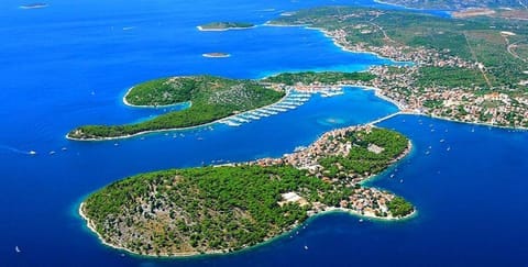 Nearby landmark, Bird's eye view, Location