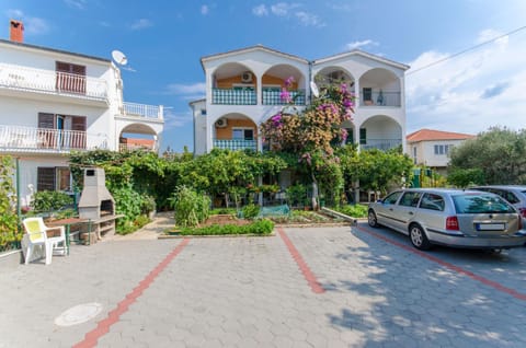 Property building, Facade/entrance, Garden, Garden view, Location, Parking