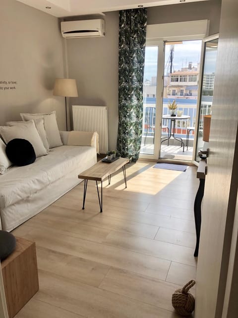 Bed, Living room, Seating area, air conditioner