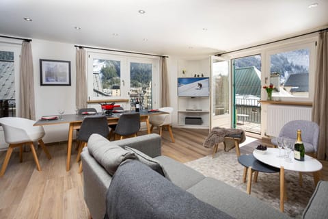 Living room, Dining area