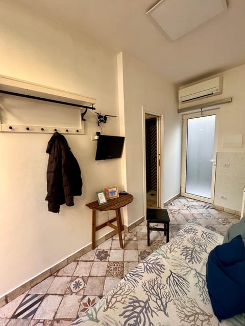 TV and multimedia, Photo of the whole room, Seating area, air conditioner