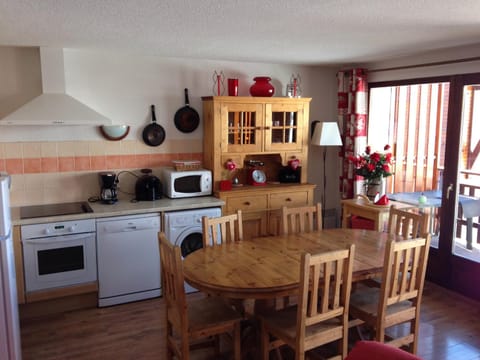 Kitchen or kitchenette, Dining area, dishwasher, oven, stove
