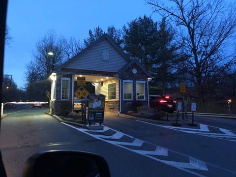 Cozy Cottage at Saw Creek Chalet in Middle Smithfield