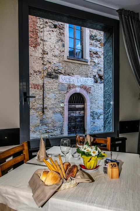 Restaurant/places to eat, Food, Drinks