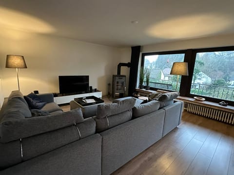 TV and multimedia, Living room, Seating area, flat iron