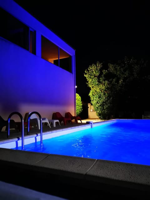 Gîtes avec grande piscine et sa terrasse privative Apartment in Nimes