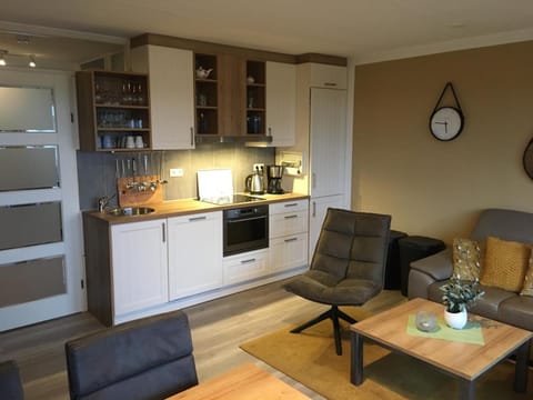 Coffee/tea facilities, Kitchen or kitchenette, Living room, Seating area, Dining area, minibar, pet friendly, stove, toaster