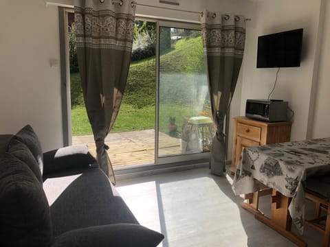 Communal lounge/ TV room, TV and multimedia, Living room, Seating area, Garden view