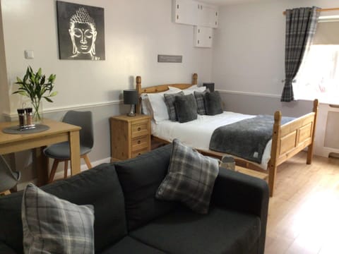 Bed, Seating area, Dining area