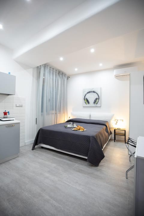 Bed, Kitchen or kitchenette, Photo of the whole room, Bedroom, oven