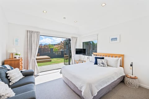 Bed, Garden, TV and multimedia, Seating area, Garden view, Garden view, Inner courtyard view