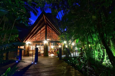 Restaurant/places to eat, Garden, Lounge or bar
