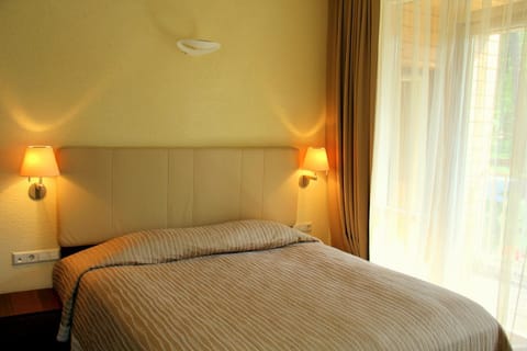 Bed, Garden, Balcony/Terrace, Balcony/Terrace, Garden view, Street view