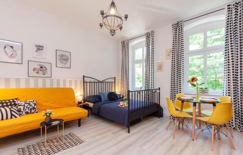 Living room, Photo of the whole room, Seating area, Bedroom