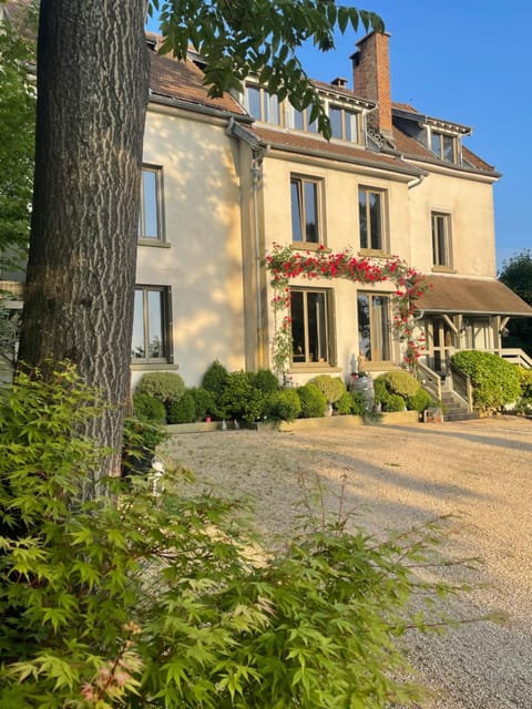 Property building, Facade/entrance, Day, Garden