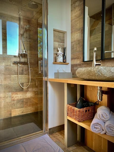 Shower, Property building, towels