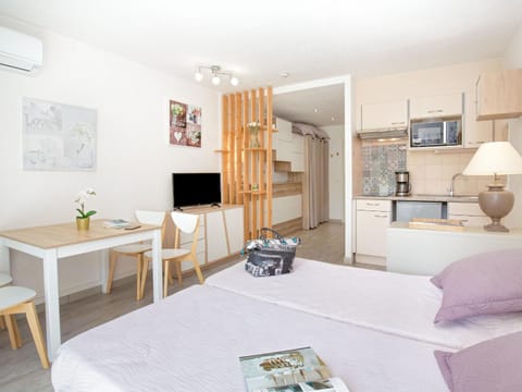 Studio Climatisé pour 3, Face Est, à 50m Plage et Proche Commerces - FR-1-466A-23 Apartment in Saint-Raphael
