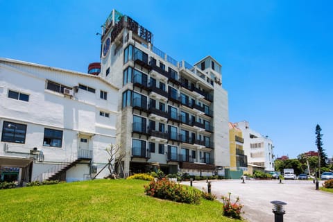 Property building, Facade/entrance, Garden, Garden view