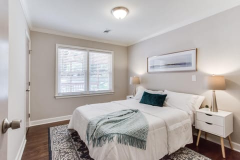 Lavish Living - 8 mins from Braves Stadium w/King Apartment in Smyrna