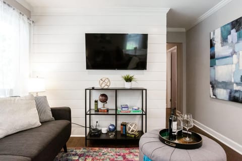 Lavish Living - 8 mins from Braves Stadium w/King Apartment in Smyrna