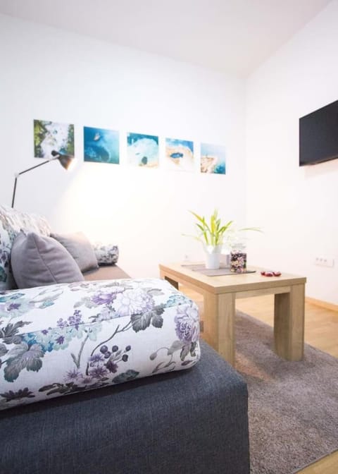Bed, TV and multimedia, Living room, Seating area