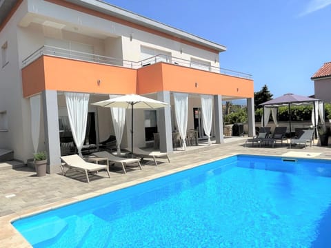 Property building, Swimming pool, sunbed