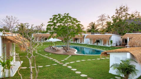 Property building, Swimming pool, sunbed