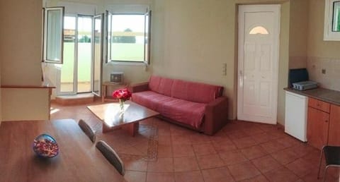 Coffee/tea facilities, Kitchen or kitchenette, Dining area